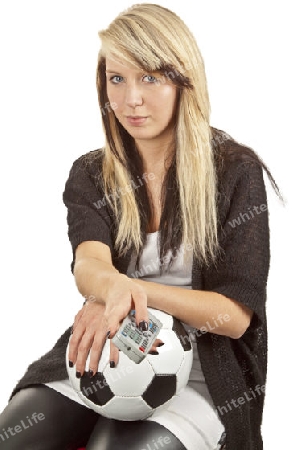Junge Frau mit Fussball und Fernbedienung