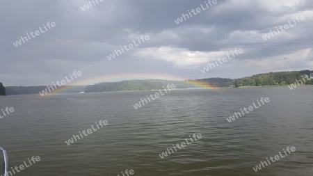 Regenbogen auf einem See