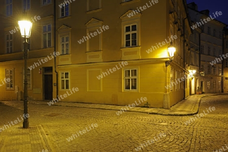 typische Gasse mit historischen Laternen bei Nacht, Kleinseite, Prag, Tschechien, Europa