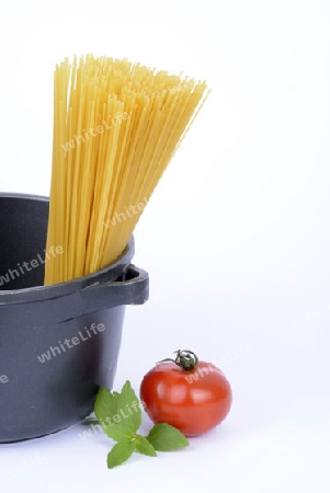 verschiedene italienische Pasta,  Spaghettini, Spagetti , Teigwaren , Nudeln im Kochtopf,  Tomate, Basilikum