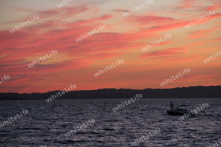 Mit dem Schnellboot in den Sonnenuntergang