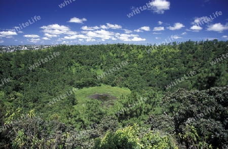 Die Landschaft mit einem alten Vulkankrater im westen der Insel Mauritius in Indischen Ozean vor Afrika.   