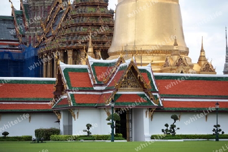 Die Tempelanlage des Wat Phra Kaew in Banglamphu in Bangkok der Hauptstadt von Thailand in Suedostasien.  
