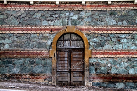 Chloritschiefer-Mauer mit Eingang