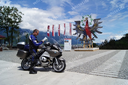 Motorradfahrer am Berg Isel in Innsbruck