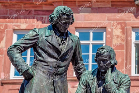 Denkmal der Brüder Grimm vor dem Hanauer Rathaus