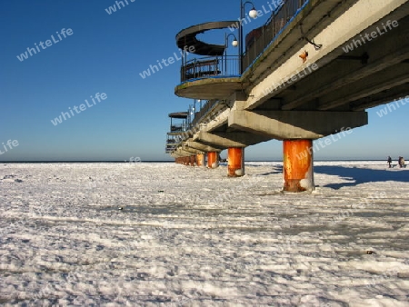 Seebrücke und zugefrorene Ostsee