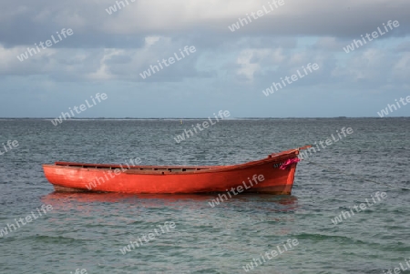 Rotes Fischerboot am Strand von Mauritius