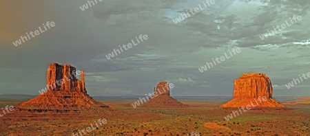 "The Mittens" Buttes, im letzten Licht bei Gewitter, Monument Valley, Arizona, USA