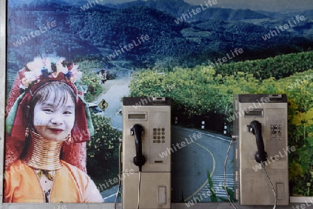 Telefone mit einem Bild einer Longneck Frau auf dem Flugplatz in Pai im norden von Thailand in Suedostasien.