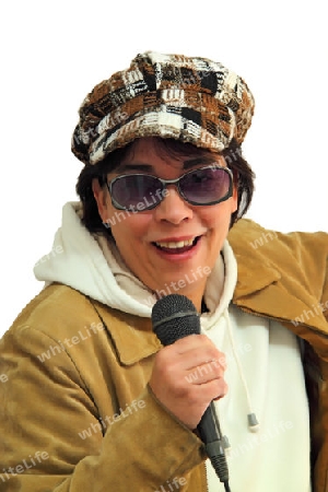 Frau mit Mikrofon auf hellem Hintergrund