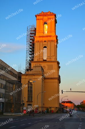 Die Sonne färbt den neuen Turm der Potsdamer Garnisonkirche