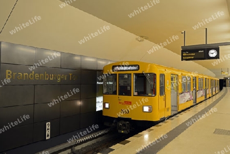 Berliner U Bahn steht im Bahnhof Brandenburger Tor, Berlin, Deutschland, Europa, ?ffentlicherGrund 