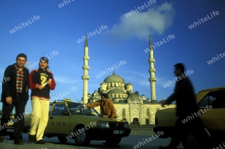 Der Alltag vor der Yeni Cami Moschee in Sultanahmet der Altstadt von Istanbul, Tuerkei.