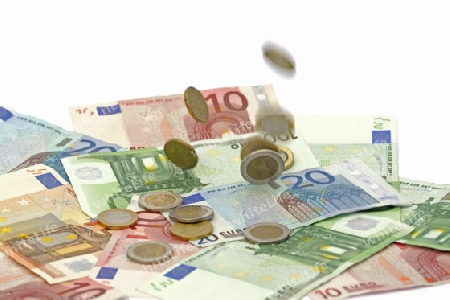 Euro Muenzen fallen auf Euro Banknoten, Geldregen , Smybolbild
