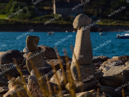 Steinmaennchen in bretonischer Bucht