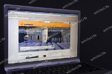 Website, Internetseite, Internetauftritt der Fluggesellschaft Deutsche Lufthansa AG  auf Bildschirm von Sony Vaio  Notebook, Laptop