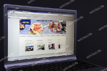 Website, Internetseite, Internetauftritt der Metro AG  auf Bildschirm von Sony Vaio  Notebook, Laptop