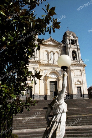 Kirche und Statue in Taormina