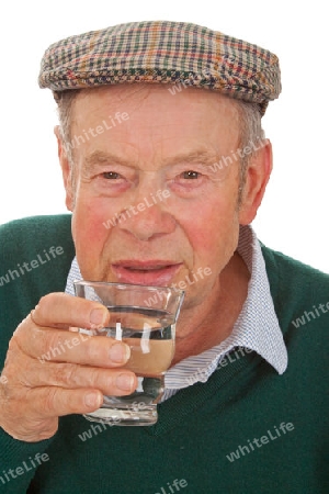 Senior mit Wasserglas auf hellem Hintergrund