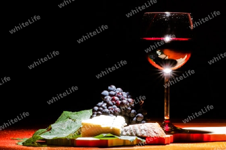 Vesper mit Kaese , Brot und einem Glas Rotwein