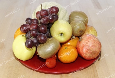 juice fruits on a red plate