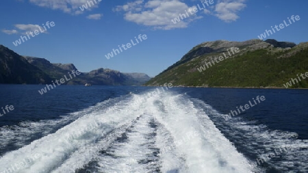 Kielwasser in der Fjordlandschaft, Lysefjord
