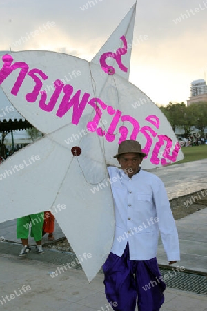 Traditionelles Drachen Spiel auf dem Luang Siam Park im Historischen Zentrum der Hauptstadt Bangkok in Thailand. 