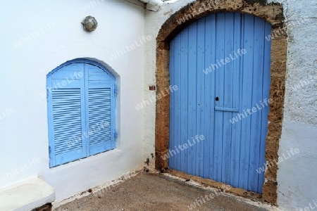 Blauer Holztor und Fensterl?den