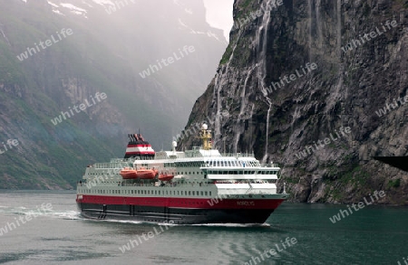 Hurtigrutenschiff im Geirangerfjord