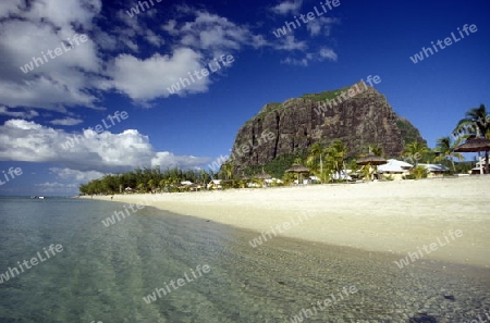 Ein Sandstrand an der Westkueste von Mauritius im Indischen Ozean. 
