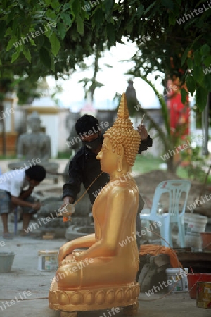Die Goldene Buddha Produktion im Tempel Wat Sainyaphum in der Stadt Savannahet in zentral Laos an der Grenze zu Thailand in Suedostasien.