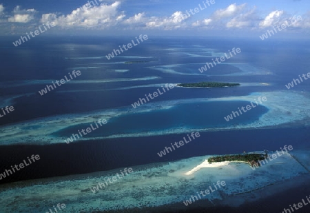 Die Insellandschaft auf einer Insel der Malediven im Indischen Ozean.