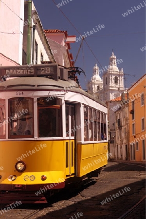 Ein Tram in der  Altstadt von Alfama in der Innenstadt der Hauptstadt Lissabon in Portugal. 