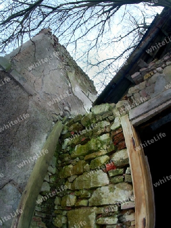 Bunte Steinmauer mit Ruine