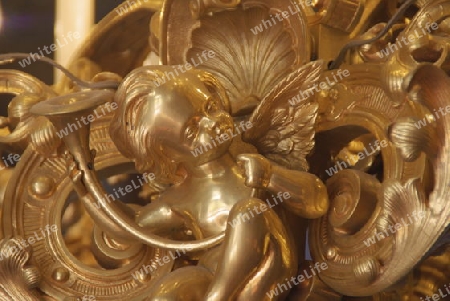 Goldener Engel mit Trompete als Detail eines Kronleuchters,