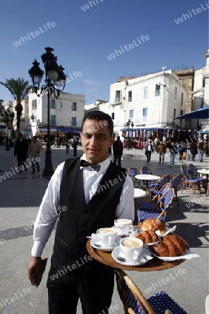 Ein Cafe am Place de la Victoire am Souq oder Bazzar in der Altstadt  von Tunis am Mittelmeer in Tunesien in Nordafrika..