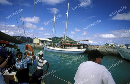 Die Schiffsfahrt von der Insel Praslin zur Insel La Digue auf der Inselgruppe Seychellen im Indischen Ozean in Afrika.