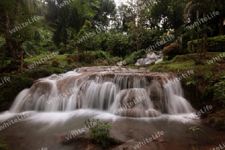 Die Landschaft mit einem Wasserfall beim Dorf Fang noerdlich von Chiang Mai im Norden von Thailand.
