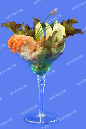 Meeresfr?chtesalat auf blauem Hintergrund
