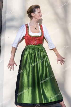 Alte bayerische Frau in Tracht 