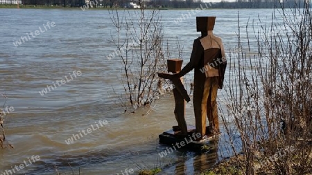 Hochwasserwache am Rhein