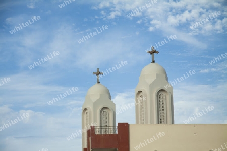 ?gyptischer Kirchturm mit Wolken