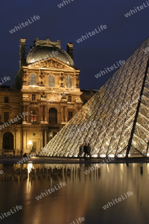 Paris - pyramide in Louvre - Nacht