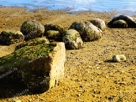 A few stones on a deserted beach at sunset - Ein paar Steine an einem einsamen Strand in der Abendsonne
