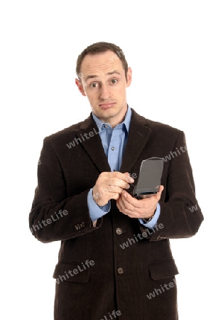 junger Mann in braunem Anzug und PDA