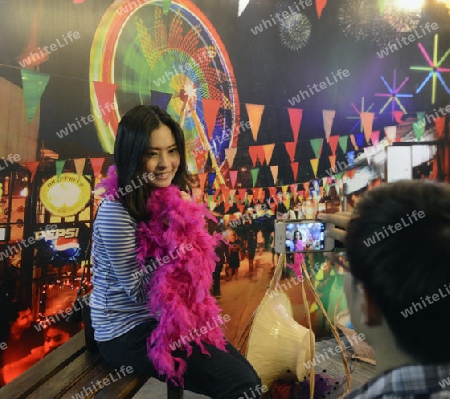 Eine Frau posiert in einem Fotostudio auf dem Markt bei einem Fest im Santichaiprakan Park am Mae Nam Chao Phraya in der Hauptstadt Bangkok von Thailand in Suedostasien.