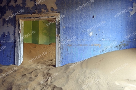 von D?nen und W?stensand eingenommene Wohngebaeude, Arbeitsgebaeude in der ehemaligen Diamantenstadt Kolmanskuppe, Kolmanskop, heute eine Geisterstadt bei L?deritz, Namibia , Afrika