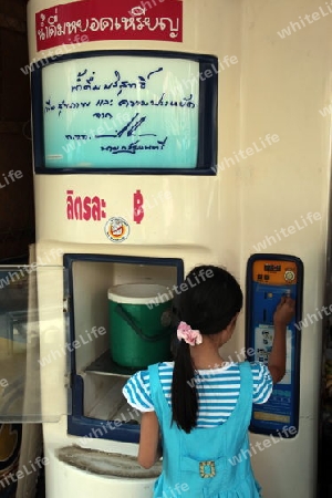 Ein Trinkwasser Automat im Stadtzentrum von Chiang Mai im Norden von Thailand. 