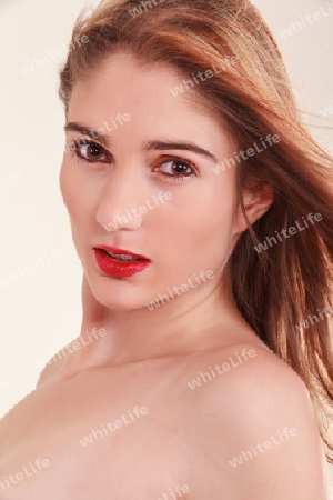 Portrait einer jungen Frau mit langen brauen Haaren